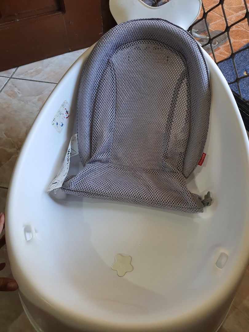 Skip Hop 3-Stage Baby Bath Support (Category: Bathtub & Bath Accessories) located in Caloocan City. Submitted by mukjin (Listing ID 1461344195, Image 2). Description: - Skip Hop 3-Stage Bath Support - Features a comfortable mesh sling and contoured shape - Designed to fit in standard bathtubs - Easy to clean and maintain - Ready to make bath time easier for your little one!.