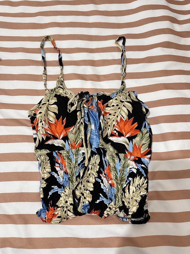 Sleeveless Top (Category: Sleeveless) located in Valenzuela. Submitted by shopbychacha (Listing ID 1461390810, Image 1). Description: Sleeveless Top Can fit from XS to S.