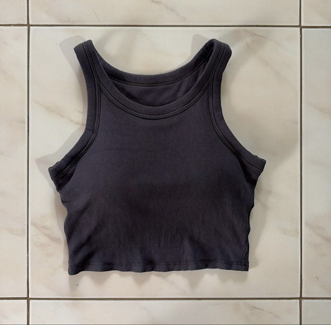 Sleveless Top (Category: Sleeveless) located in Carmona. Submitted by camille.02 (Listing ID 1461421750, Image 1). Description: Padded Top.