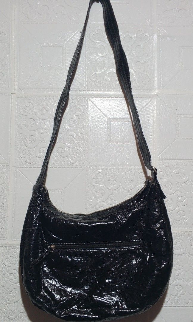 Sling Bag (Category: Cross-body Bags) located in Manila. Submitted by darweza_23 (Listing ID 1461449542, Image 2). Description: .