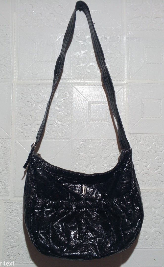 Sling Bag (Category: Cross-body Bags) located in Manila. Submitted by darweza_23 (Listing ID 1461449542, Image 1). Description: .