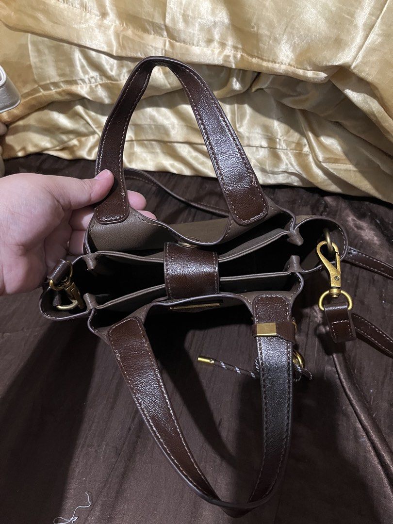 Sling bag (Category: Shoulder Bags) located in Mandaluyong City. Submitted by bernz_10 (Listing ID 1461558294, Image 2). Description: .