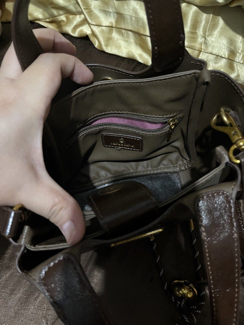 Sling bag (Category: Shoulder Bags) located in Mandaluyong City. Submitted by bernz_10 (Listing ID 1461558294, Image 3). Description: .