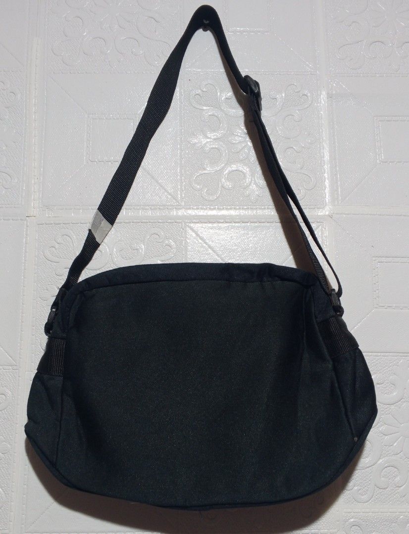 Sling Bags (Category: Cross-body Bags) located in Manila. Submitted by darweza_23 (Listing ID 1461450132, Image 2). Description: .