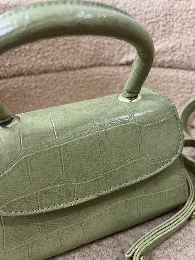 Small Hand Carry/Sling Bag (Category: Cross-body Bags) located in Manila. Submitted by l1lbaddie (Listing ID 1461542040, Image 2). Description: - No dust bag.