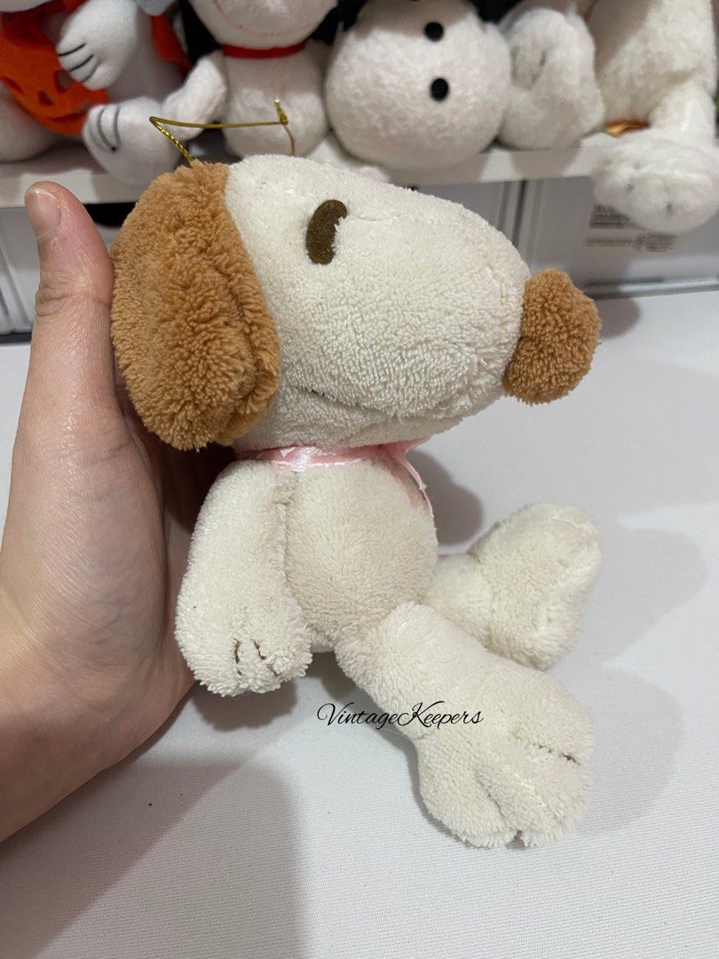 Snoopy / Peanuts Plushie Keychain (Category: Plushies & Soft Toys) located in San Fernando. Submitted by thevintagekeepers (Listing ID 1461548933, Image 2). Description: 🌸Original Peanuts collectibles 🌸from Japan 🌸ship via J&T .