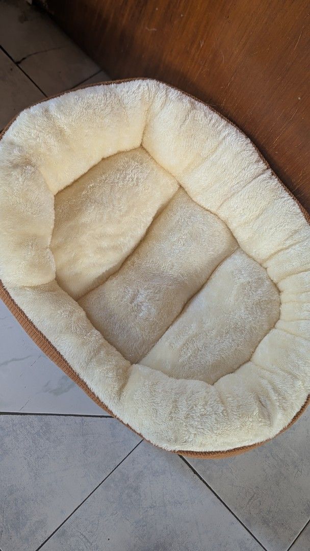 SnugPals Pet Bed - Soft & Cozy MEDIUM DOG (Category: Homes & Other Pet Accessories) located in Quezon City. Submitted by dollyparton777 (Listing ID 1461364290, Image 2). Description: - Super soft and comfy pet bed - Plush lining for extra warmth - Textured brown outer fabric - Oval shape, perfect for small to medium pets - Your pet will love lounging in this cozy spot!.