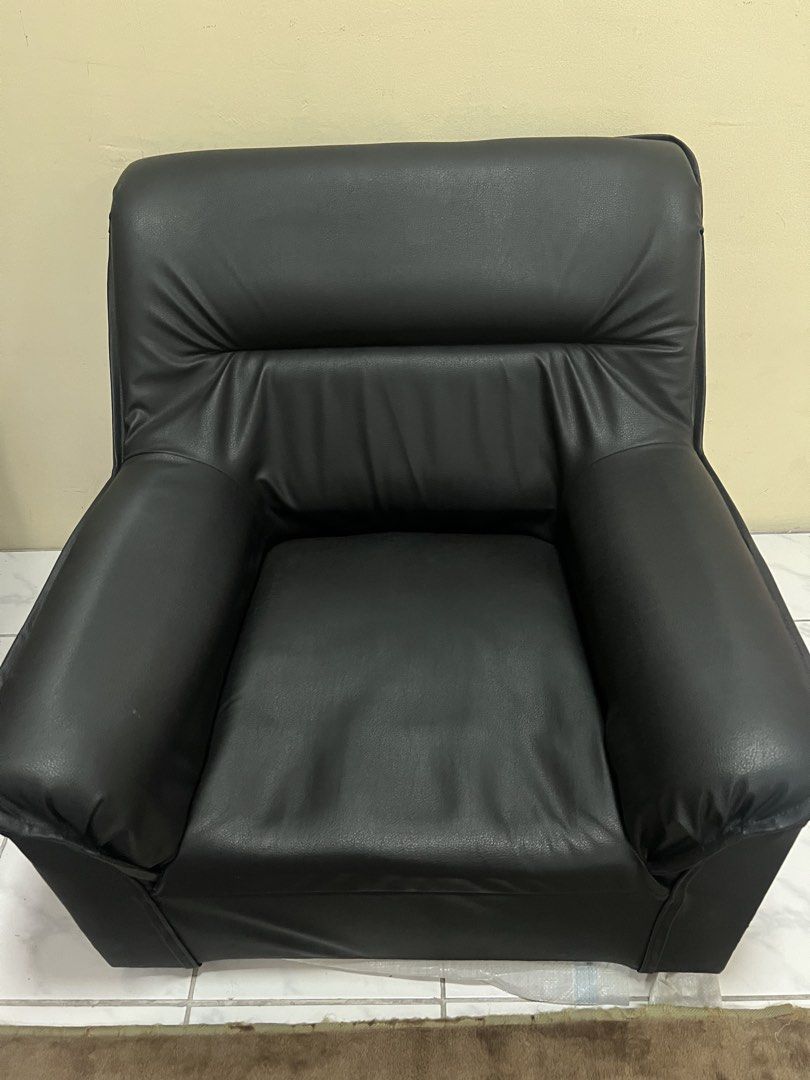 sofa single (Category: Sofas) located in Bangi. Submitted by qayadaya (Listing ID 1461357973, Image 1). Description: 1 seater satu masih elok ada set 3 seater juga ini rm70 saja jika nak set 3+1 rm 250 saja.