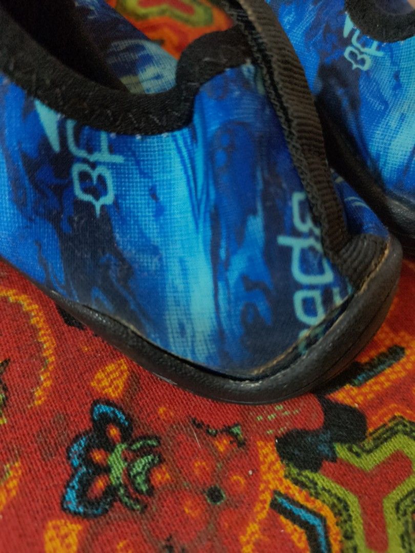 Speedo Blue Wave Water Shoes (Category: Sneakers) located in Quezon City. Submitted by trace.abella (Listing ID 1461430826, Image 3). Description: - Speedo water shoes with a cool blue wave pattern. - Easy slip-on design. - Secure fit with a velcro strap. - Ideal for beach, pool, and water sports. - Protects feet from rough surfaces. - Suitable for both kids and adults. slight flaw. please check pic.