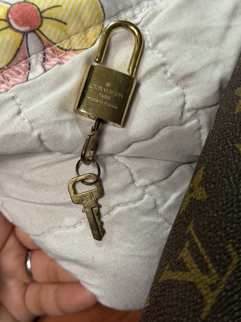 Speedy 35 With Padlock and Keys (Category: Tote Bags) located in Quezon City. Submitted by mgagscloset.ph (Listing ID 1461430049, Image 3). Description: Source from 🇰🇷 Minimal signs of use Not guaranteed Can do free shipping for no discounts or no lower price request .