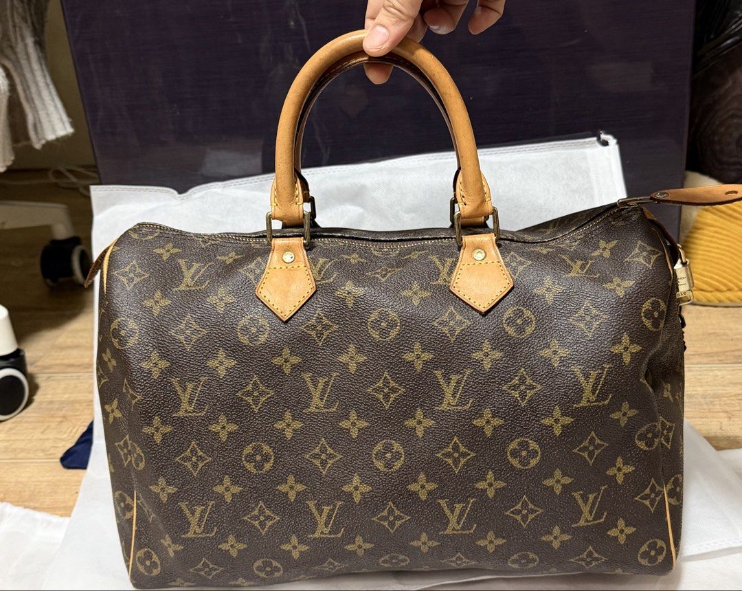 Speedy 35 With Padlock and Keys (Category: Tote Bags) located in Quezon City. Submitted by mgagscloset.ph (Listing ID 1461430049, Image 1). Description: Source from 🇰🇷 Minimal signs of use Not guaranteed Can do free shipping for no discounts or no lower price request .