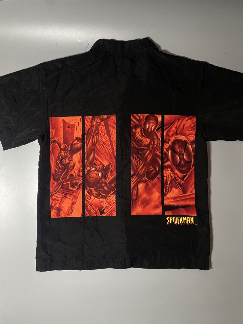 Spider Man button down polo (Category: Tshirts & Polo Shirts ) located in Trento. Submitted by rappiboy121322 (Listing ID 1461485269, Image 2). Description: Spider Man button down polo Dated sa tag 2002 Dimes: 20.5x26.5 Excellent condition No issue 700 free shipping.