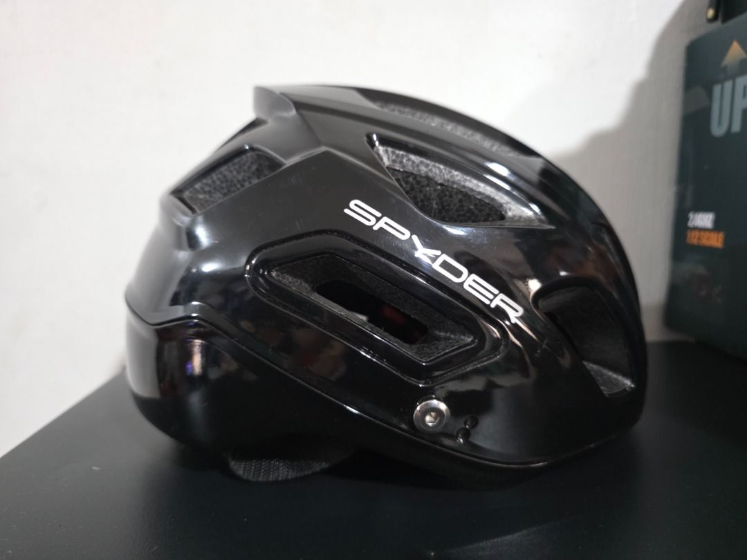 SPYDER Fuse 300 (Category: Bicycles) located in Quezon City. Submitted by fides.m (Listing ID 1461345435, Image 2). Description: - Shiny Black Color - Size: Medium (fits 21-22inches head circumference) - Used 5x only.