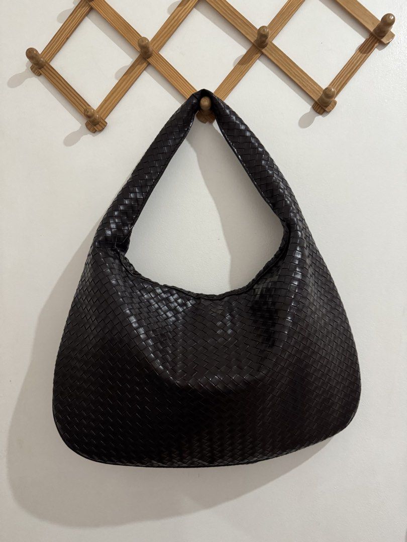 SRUTER Woven Shoulder Bag with Pouch (Category: Shoulder Bags) located in Makati City. Submitted by the.archives (Listing ID 1461446926, Image 1). Description: - Dark brown woven shoulder bag - Includes a matching small pouch - Zipper closure at the top - Interior zippered pocket and two slip pockets - SRUTER logo visible inside - Ideal for everyday use 🗓️ Weekdays: can arrange pickup from SM Podium, Mandaluyong City 🗓️ Weekends: can arrange pi