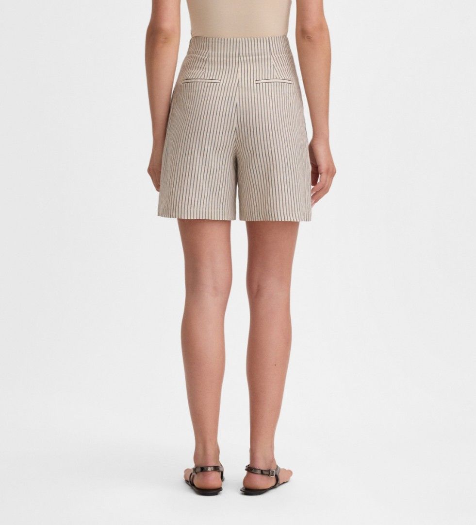 Stiped Highwaisted Short (Category: Shorts) located in Zamboanga. Submitted by mbal09 (Listing ID 1461409462, Image 1). Description: This short fits really well, and it looks great with fitted tops. The problem is that I cut the lower portion by mistake to make it shorter, which I now regret. waistline is 28-30 since stretchy po. lenght is 17 inches..