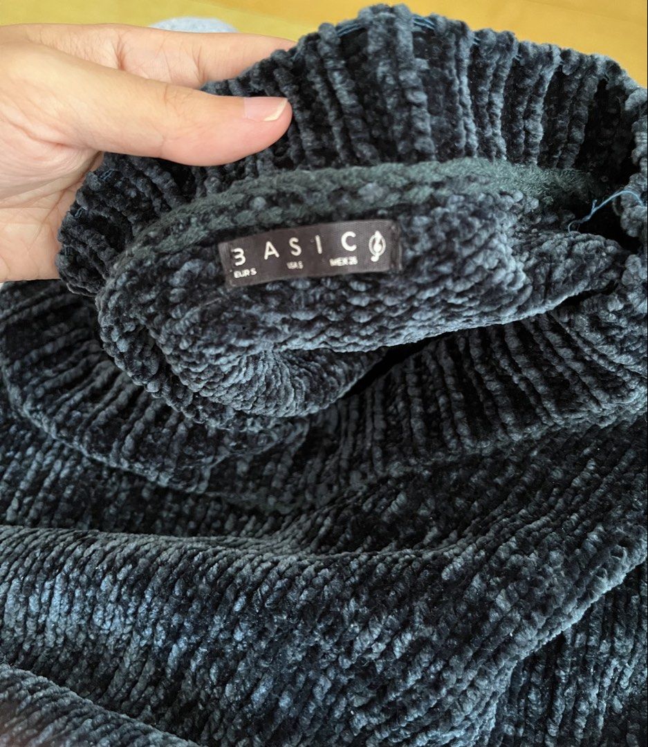 Stradivarius Chenille Pullover Sweater (Category: Coats, Jackets and Outerwear) located in Dasmarinas. Submitted by aurapadilla00 (Listing ID 1461515571, Image 3). Description: - Soft chenille pullover sweater - Dark green color.