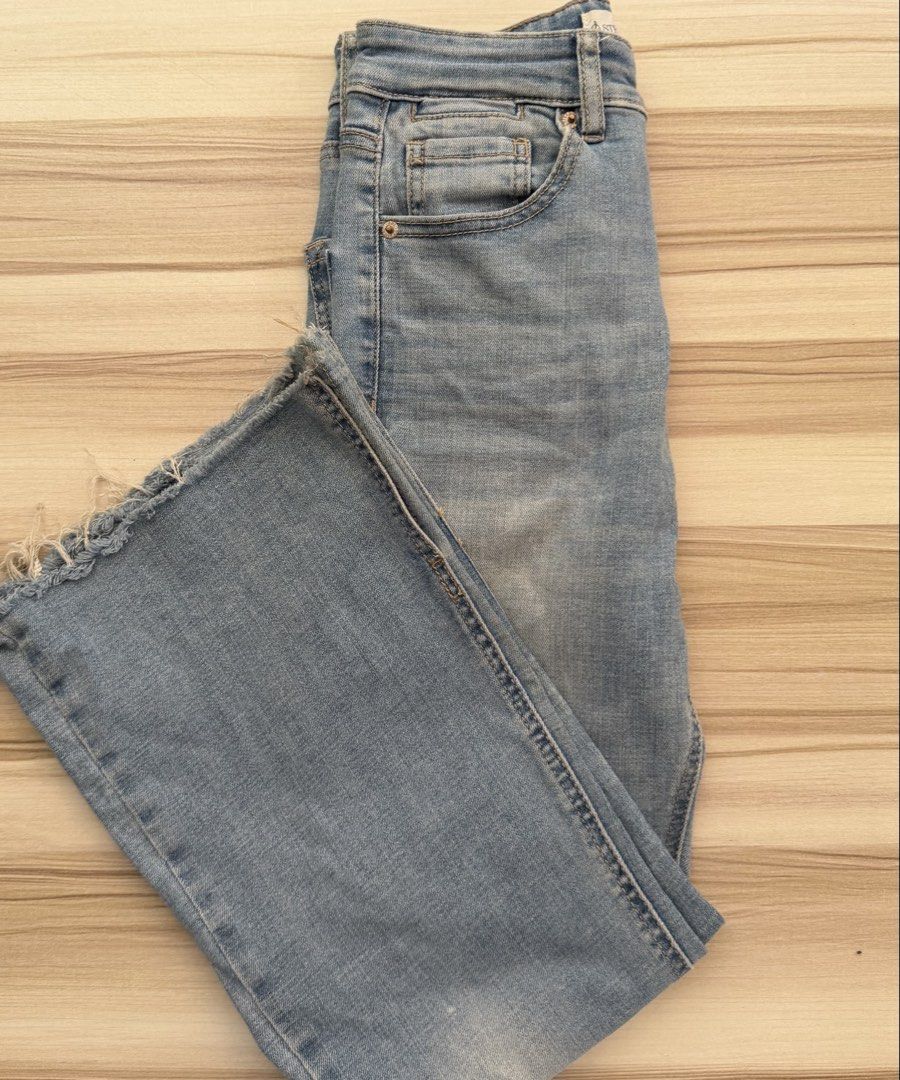 Stradivarius Light Wash Flared Jeans Size 34 (Category: Jeans) located in Candon. Submitted by dhinlei07 (Listing ID 1461428338, Image 3). Description: - Stradivarius light wash flared jeans - Size: 34 (USA 02, MEX 24, UK 06) - Frayed hem detail - Made in Cambodia - Ideal for a casual look.