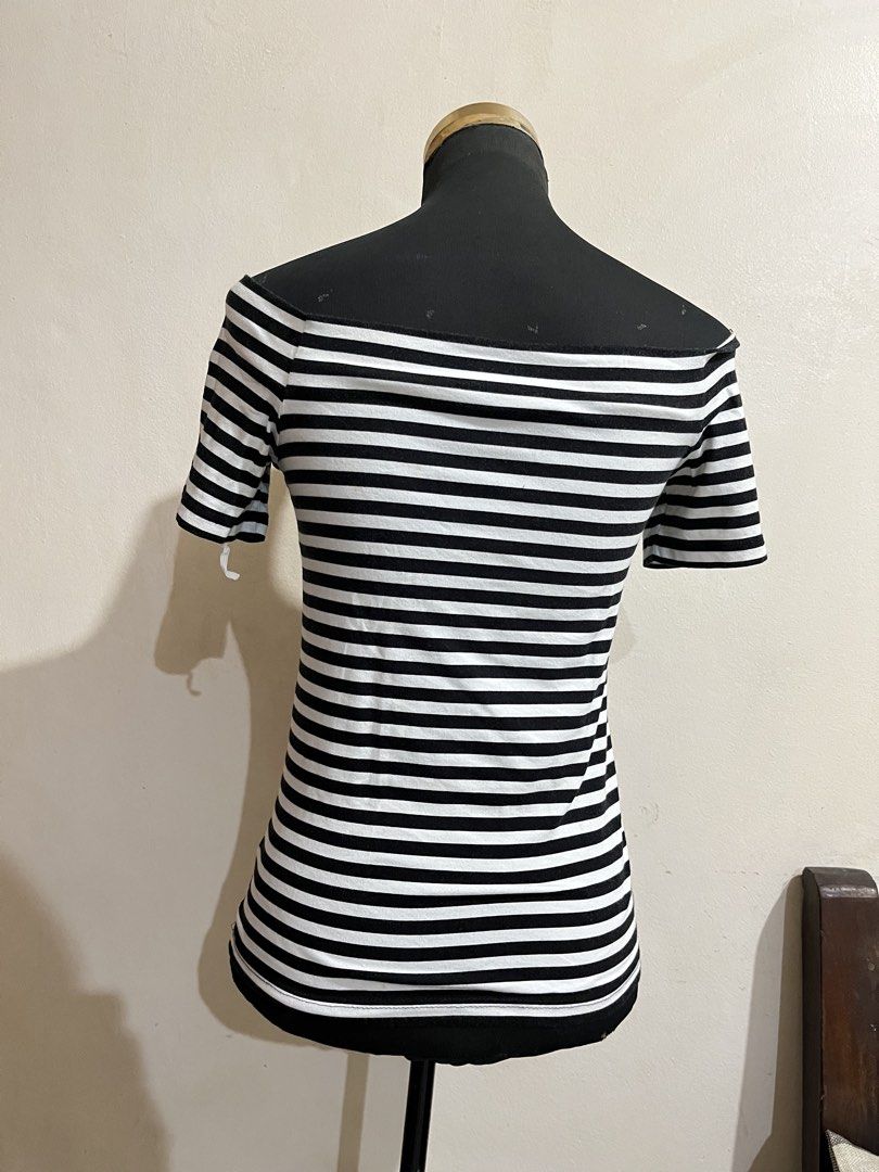 (M-L) Cotton Off Shoulder Top (Category: Others Tops) located in Manila. Submitted by lovedbyherr.era (Listing ID 1461337892, Image 2). Description: • Stretchable • Soft Fabric • Thick Fabric.