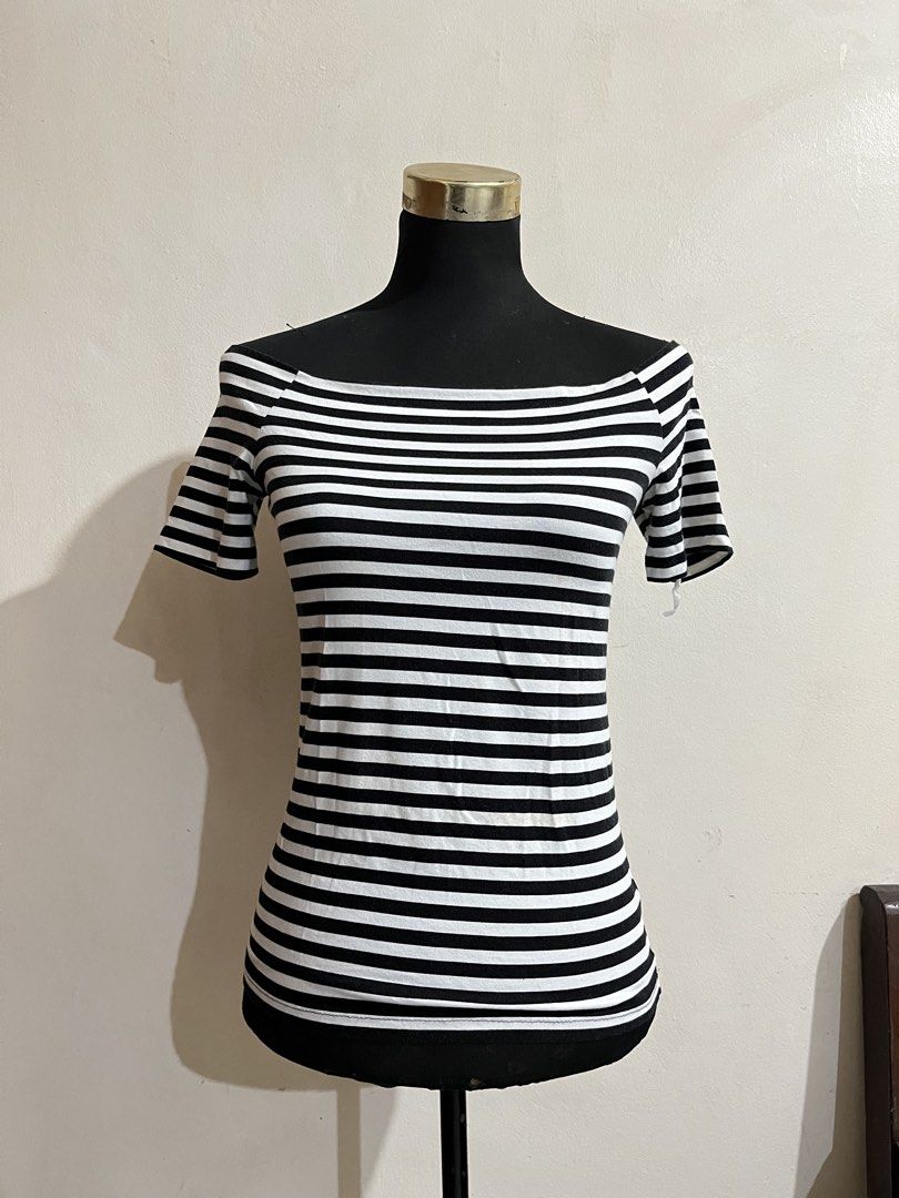 (M-L) Cotton Off Shoulder Top (Category: Others Tops) located in Manila. Submitted by lovedbyherr.era (Listing ID 1461337892, Image 1). Description: • Stretchable • Soft Fabric • Thick Fabric.