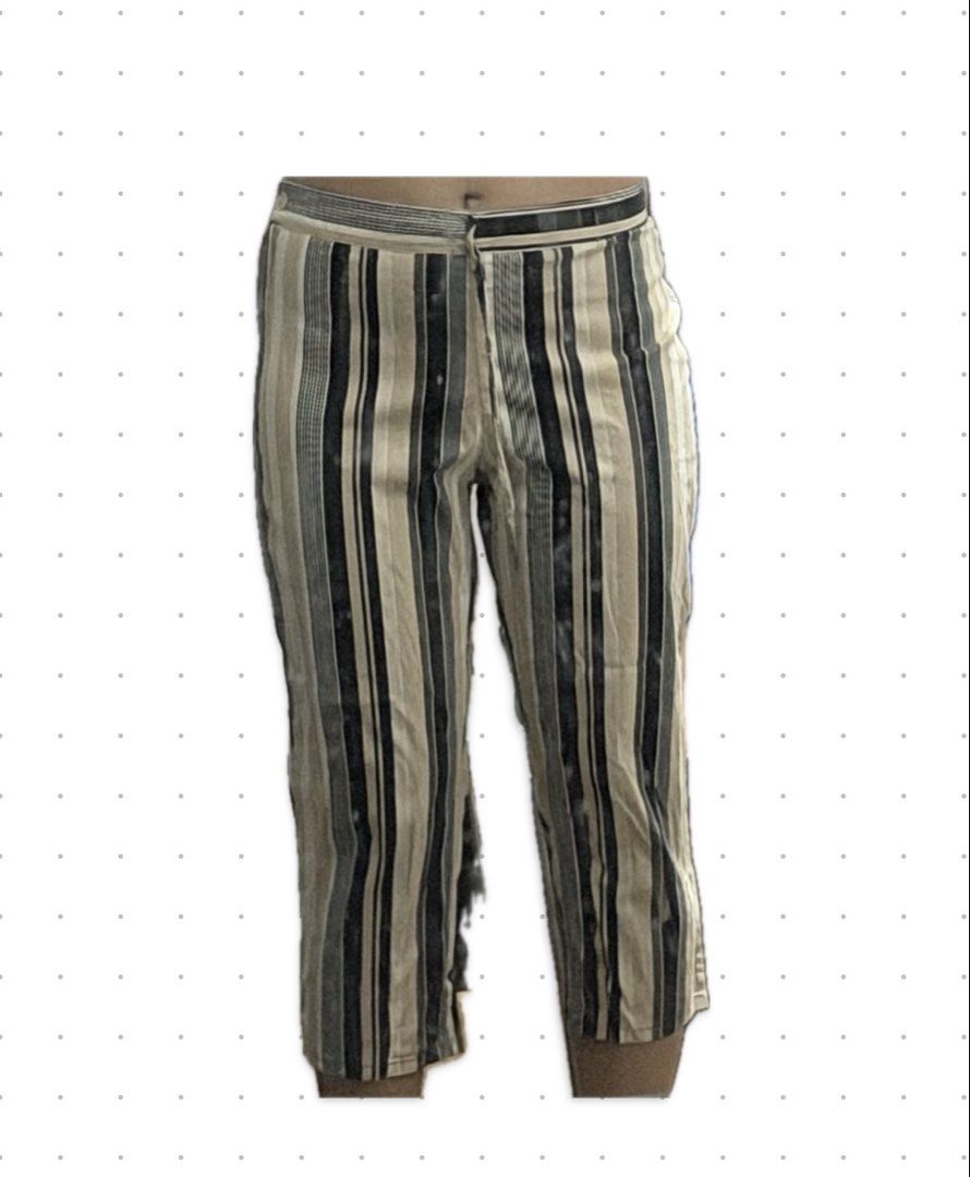 Striped Cropped Pants / Capris - Old Navy (Category: Other Bottoms) located in Mandaluyong City. Submitted by nfwmb22 (Listing ID 1461486197, Image 2). Description: ❗️READ FIRST ❗️ RFS: not my style notes: - Stylish cropped pants with a vertical stripe pattern. - Features a comfortable drawstring waist for an adjustable fit. - Made from lightweight fabric, ideal for all-day comfort. - Perfect for casual wear and everyday styling. pm me for more i