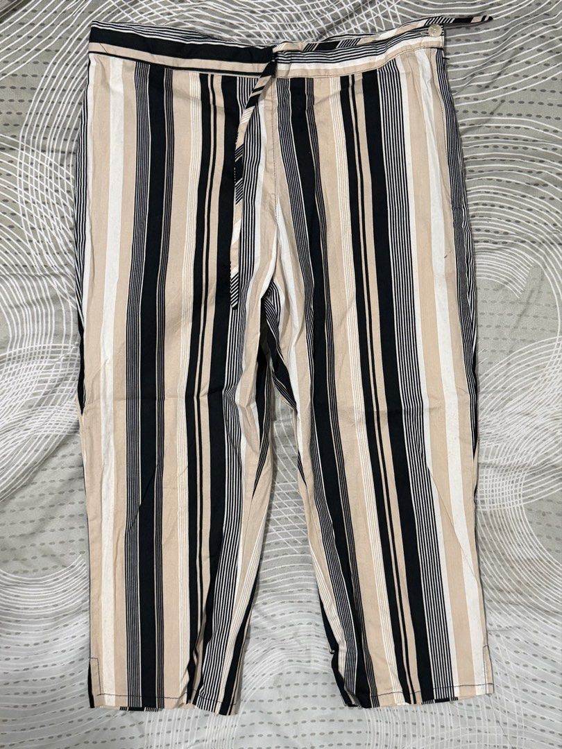 Striped Cropped Pants / Capris - Old Navy (Category: Other Bottoms) located in Mandaluyong City. Submitted by nfwmb22 (Listing ID 1461486197, Image 1). Description: ❗️READ FIRST ❗️ RFS: not my style notes: - Stylish cropped pants with a vertical stripe pattern. - Features a comfortable drawstring waist for an adjustable fit. - Made from lightweight fabric, ideal for all-day comfort. - Perfect for casual wear and everyday styling. pm me for more i