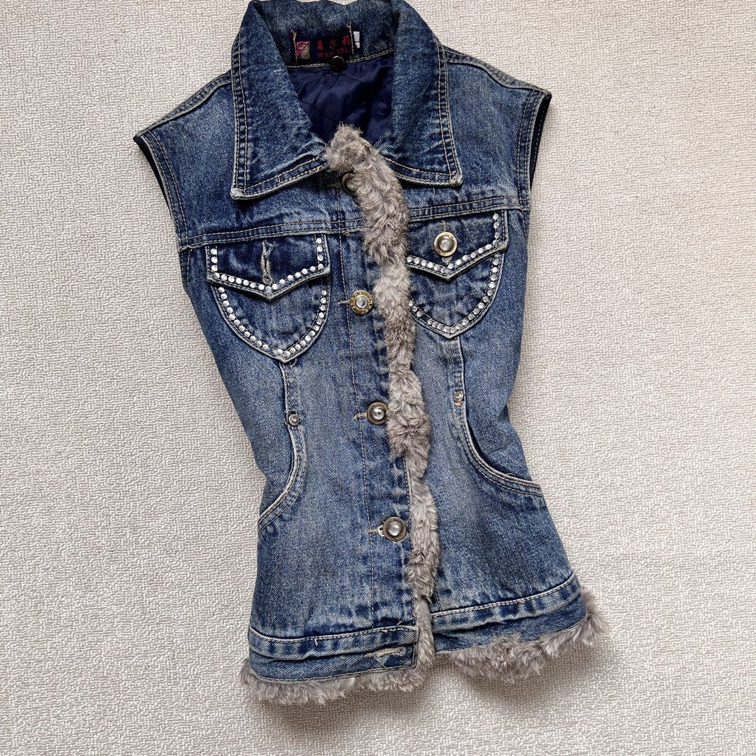 structured denim fur vest (Category: Sleeveless) located in Limay. Submitted by budolfindsrawrawr (Listing ID 1461517074, Image 2). Description: structured denim fur vest - fits small l22 b32 - in excellent condition .