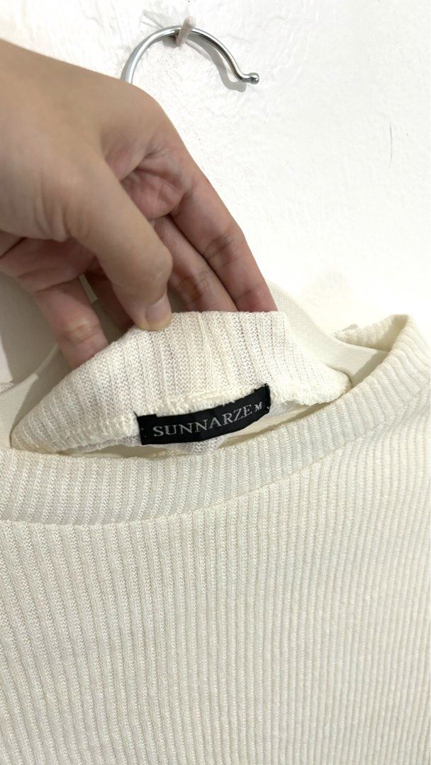 Sunnarze Ribbed Crewneck Long-Sleeve Top (Category: Longsleeves) located in Caloocan City. Submitted by buymethisandthat (Listing ID 1461339077, Image 3). Description: ✨ Sunnarze Ribbed Crewneck Long-Sleeve Top - ₱99 📌 CONDITION • Condition: 7/10 • Flaws: Faint yellowish spot marks 📏 SIZE • Tag Size: Medium • Recommended: Fits Small to Medium (Stretchy Ribbed Fit).