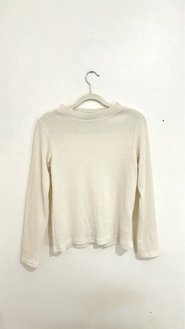 Sunnarze Ribbed Crewneck Long-Sleeve Top (Category: Longsleeves) located in Caloocan City. Submitted by buymethisandthat (Listing ID 1461339077, Image 1). Description: ✨ Sunnarze Ribbed Crewneck Long-Sleeve Top - ₱99 📌 CONDITION • Condition: 7/10 • Flaws: Faint yellowish spot marks 📏 SIZE • Tag Size: Medium • Recommended: Fits Small to Medium (Stretchy Ribbed Fit).