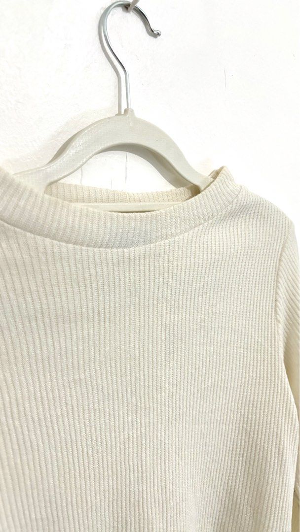 Sunnarze Ribbed Crewneck Long-Sleeve Top (Category: Longsleeves) located in Caloocan City. Submitted by buymethisandthat (Listing ID 1461339077, Image 2). Description: ✨ Sunnarze Ribbed Crewneck Long-Sleeve Top - ₱99 📌 CONDITION • Condition: 7/10 • Flaws: Faint yellowish spot marks 📏 SIZE • Tag Size: Medium • Recommended: Fits Small to Medium (Stretchy Ribbed Fit).