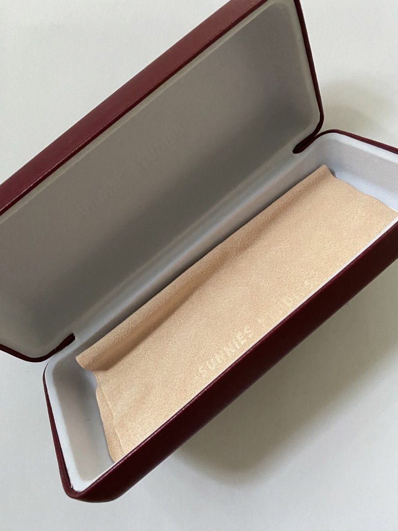 Sunnies hard case | Robin (Category: Sunglasses & Eyewear) located in Cavite. Submitted by .oreooo (Listing ID 1461420473, Image 2). Description: Decluttering. .