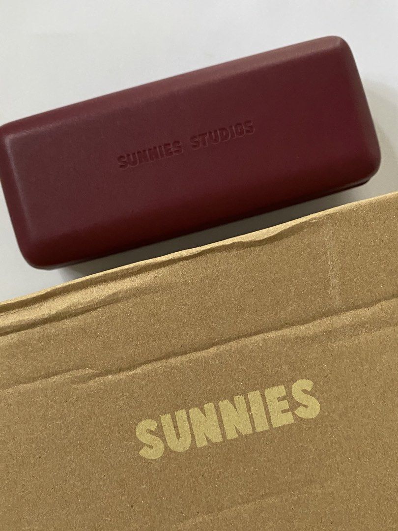 Sunnies hard case | Robin (Category: Sunglasses & Eyewear) located in Cavite. Submitted by .oreooo (Listing ID 1461420473, Image 3). Description: Decluttering. .
