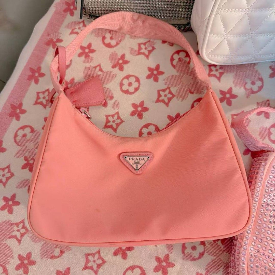 Take Alll (Category: Cross-body Bags) located in Quezon City. Submitted by reiii_8 (Listing ID 1461365505, Image 2). Description: .