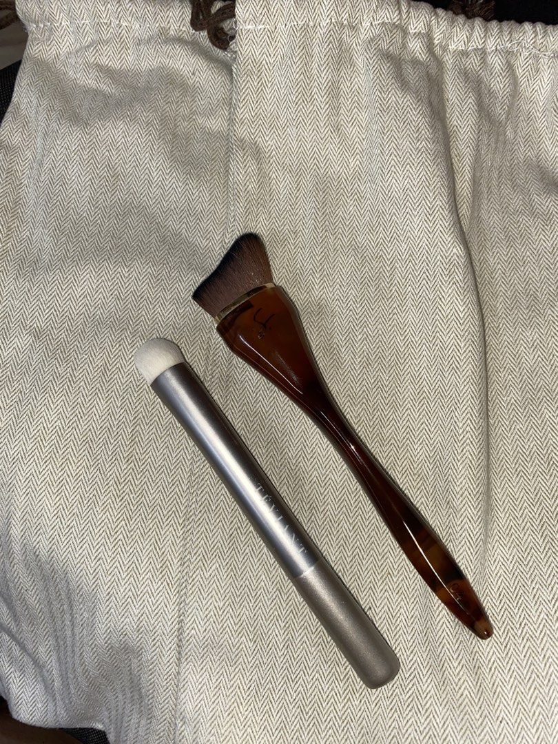 Teviant Concealer Brush | Contour Brush Strokes (Category: Makeup) located in Imus. Submitted by preloveduhhly_ (Listing ID 1461533817, Image 2). Description: - Set of 2 makeup brushes - Teviant concealer brush with silver handle - Strokes contour brush with brown tortoiseshell handle - Both brushes are clean and ready for use - Great for makeup application - Perfect addition to your makeup collection.