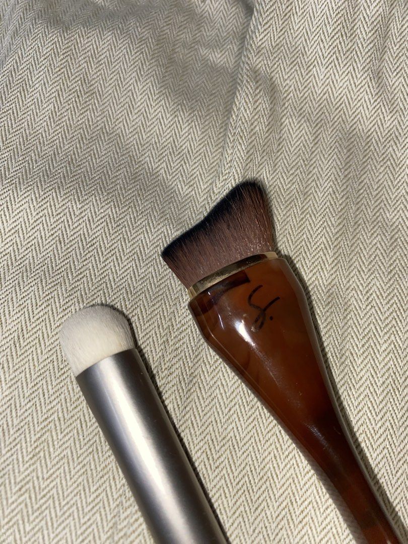 Teviant Concealer Brush | Contour Brush Strokes (Category: Makeup) located in Imus. Submitted by preloveduhhly_ (Listing ID 1461533817, Image 3). Description: - Set of 2 makeup brushes - Teviant concealer brush with silver handle - Strokes contour brush with brown tortoiseshell handle - Both brushes are clean and ready for use - Great for makeup application - Perfect addition to your makeup collection.
