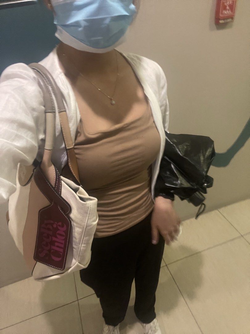 the editor's market basic brown tank top (Category: Sleeveless) located in Taguig. Submitted by ksooos (Listing ID 1461407523, Image 2). Description: - Brand: The Editor's Market - Type: Basic Tank Top - Color: Brown - Size: XS.