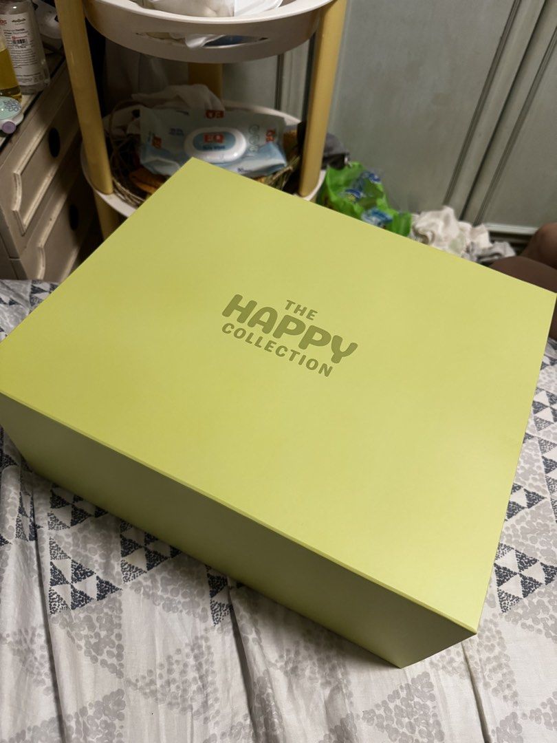 The Happy Collection Transparent Tote Bag (Category: Tote Bags) located in Obando. Submitted by ysacap (Listing ID 1461431856, Image 2). Description: - Green transparent tote bag from The Happy Collection - Comes in original box and paperbag - Ideal for beach days or shopping trips.