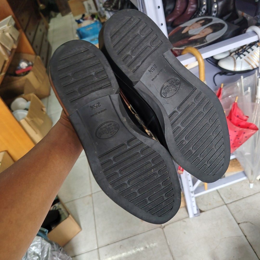 The Kenford Fine Shoes (Category: Casual Shoes) located in Daraga. Submitted by flip2fit (Listing ID 1461362782, Image 2). Description: Excellent to new condition Size 25.5 CM.