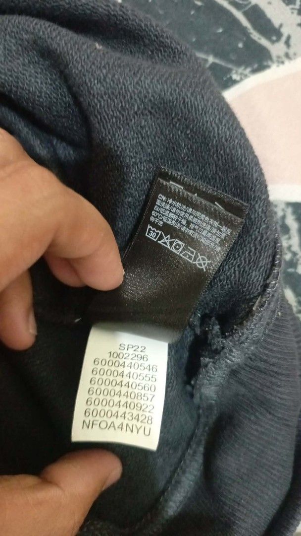 The North Face Black Sweatshirt "Never Stop Exploring" (Category: Coats, Jackets and Outerwear) located in Caloocan City. Submitted by iandoom09 (Listing ID 1461484413, Image 3). Description: - Brand: The North Face - Color: Black - Style: Crewneck Sweatshirt - Design: Iconic Half Dome logo with 'Never Stop Exploring' text on the back - Origin: Made in China - Size: M (US/Asia) - Ideal for: Casual wear.