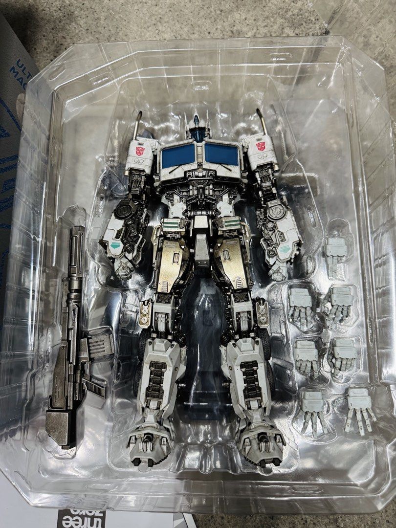 ThreeZero DLX Ultra Magnus Transformers (Category: Figurines & Statues) located in Paranaque City. Submitted by icko007 (Listing ID 1461466189, Image 2). Description: ThreeZero DLX Ultra Magnus Optimus Prime Bib no issue - ₱15,499 Only No Rush Shipping /Dibs now pay now Location Paranaque Payment Gcash/Bpi Shipping Lalamove/Lbc Buyers Risk / Fee ‼️Seller is not responsible for: lost, stolen, or damaged packages..