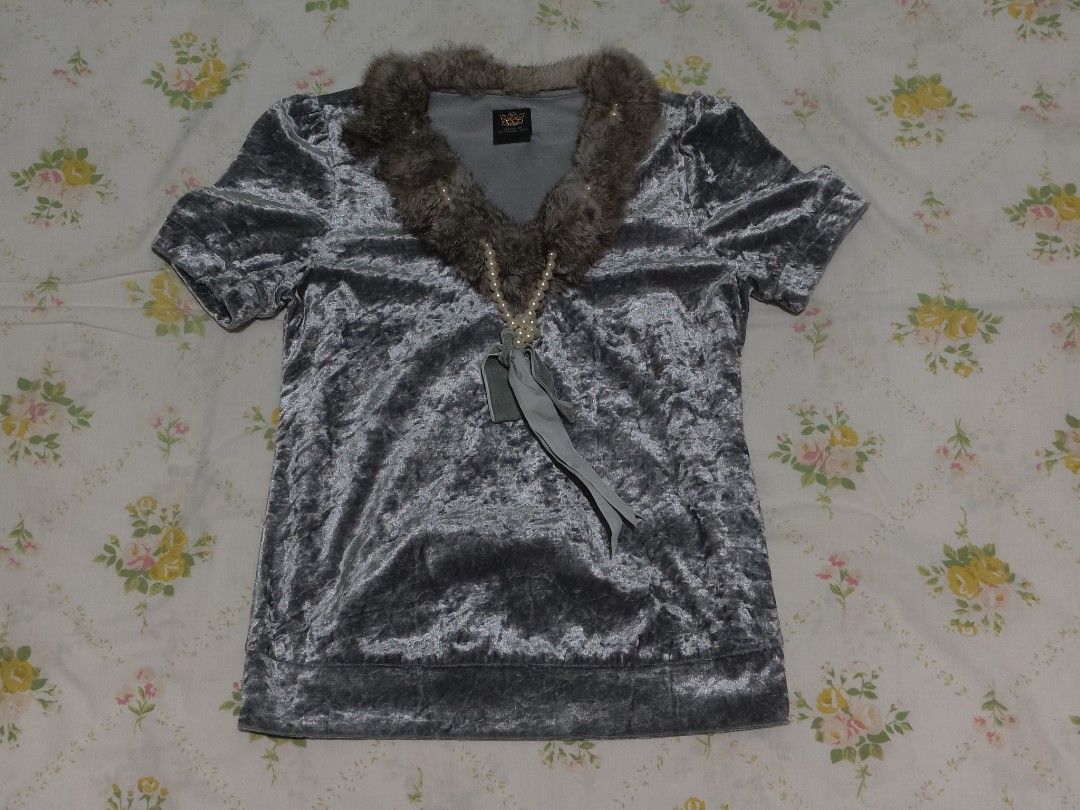 Thrifted shirt (Category: Others Tops) located in Cabanatuan. Submitted by _yleiii (Listing ID 1461515622, Image 1). Description: Thirfted shirt (p'wede pang gyaru fashion) Bust - 32in Waist - 30in Length - 22in Price: 90💸.