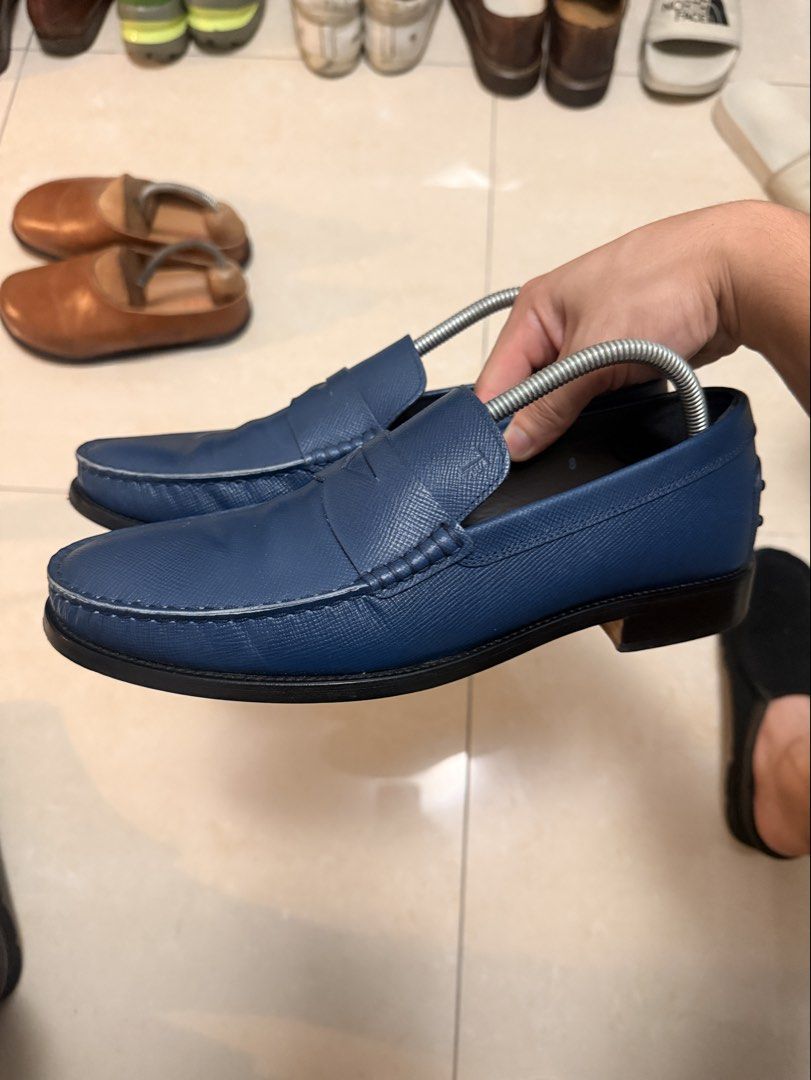 Tod’s Penny Loafer (Category: Dress Shoes) located in Caloocan City. Submitted by guziee (Listing ID 1461518344, Image 1). Description: Tod’s Mocassino Gomma Penny Loafer styled in blue pebble-grain / textured leather - Purchased in Tod’s Hong Kong - Shoe only, no box and inserts - 7000 negotiable! - The soles show the wear from use, but the leather is in great condition. These shoes are good for smart casual or formal occasions. A timeless piece