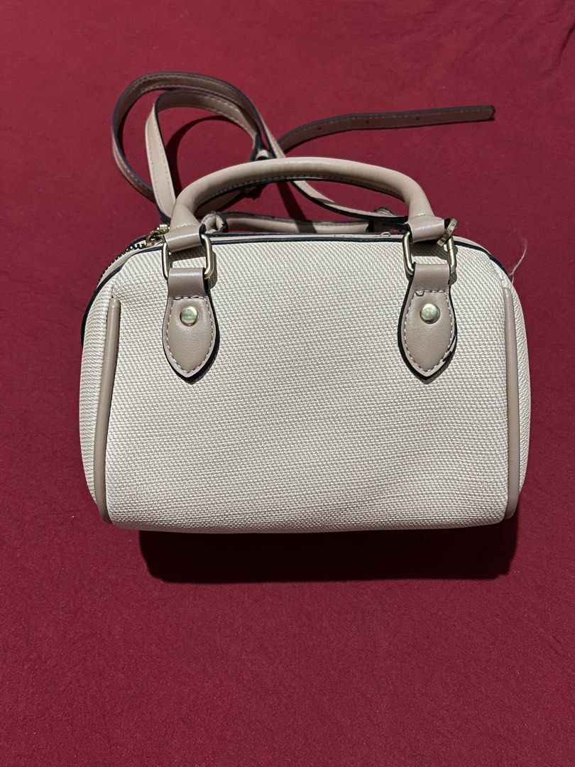top-handle shoulder bag (Category: Cross-body Bags) located in Dumalinao. Submitted by jellsnow (Listing ID 1461416263, Image 1). Description: loc : pagadian city 🪽 payment first 🧘🏻‍♀️ mop: gcash — mod: direct jnt🎐.