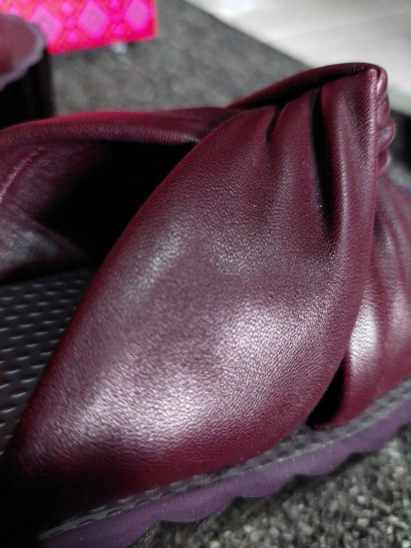 Tory Burch Burgundy Twisted Platform Sandals (Category: Flats & Sandals) located in Tanza. Submitted by baldb0y (Listing ID 1461452388, Image 3). Description: ‼️(FIXED PRICE) 80% OFF‼️ 100% Original/Authentic -Tory Burch Knotted Scallop Wedge Slide Sandals. -Size: 6 -Good as Brand New/Almost Unused -Complete with Box/Packaging Price: P2,499 (Brand New Real Price: 200$ or P12,505).