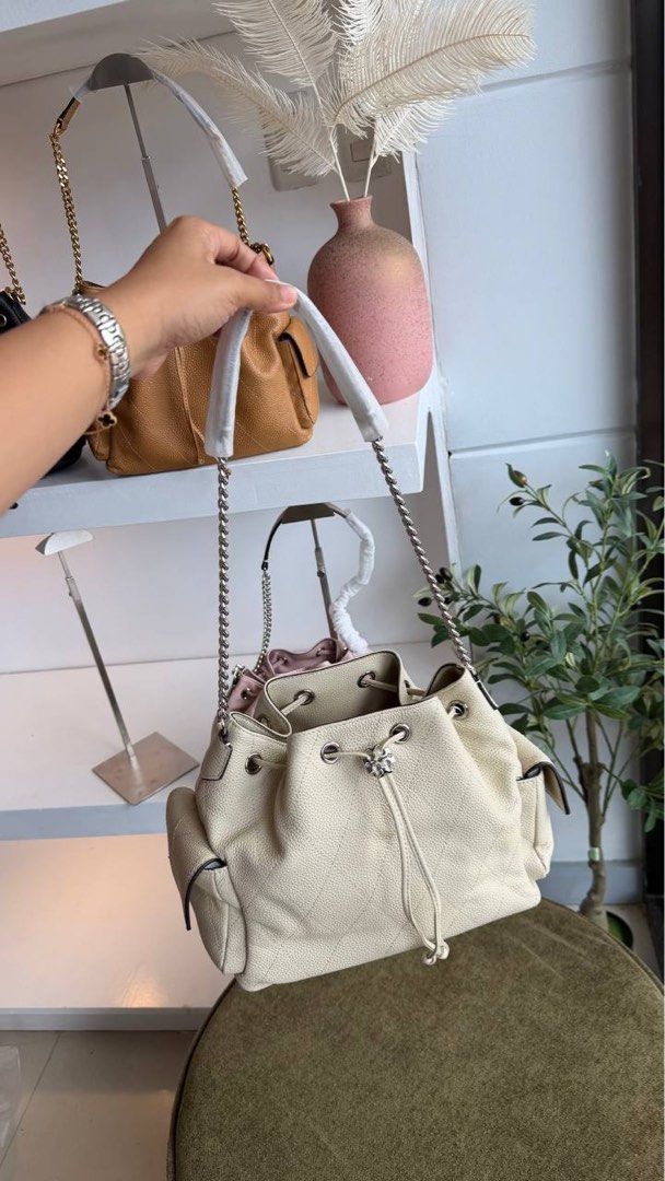 Tory Burch Charlie Drawstring (Category: Shoulder Bags) located in Binan City. Submitted by pinkykeenshop (Listing ID 1461411618, Image 1). Description: .