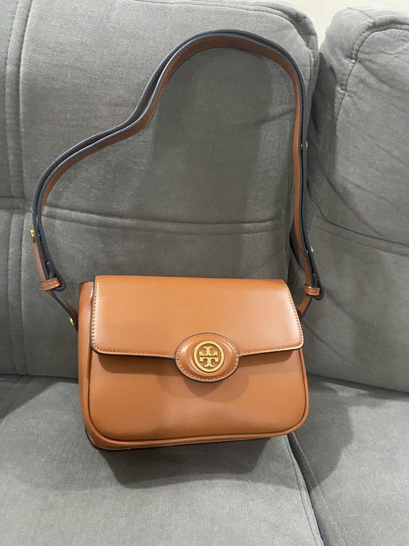 Tory Burch Robinson Spazzolato Shoulder Bag (Category: Cross-body Bags) located in Quezon City. Submitted by emjen (Listing ID 1461475263, Image 2). Description: - Authentic Tory Burch brown leather shoulder bag - Features the classic Tory Burch logo on the front flap - Adjustable and convertible strap for comfortable wear - Elegant gold hardware details - Interior Tory Burch logo plate - Ideal for everyday use Nearby Bulacan and QC area only! .