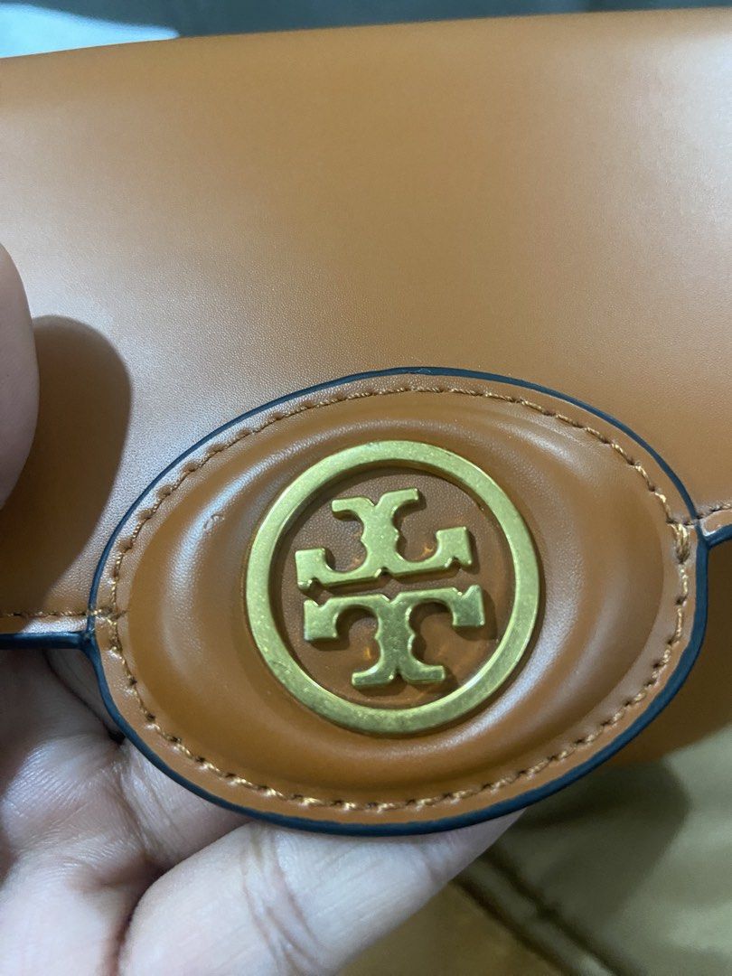 Tory Burch Robinson Spazzolato Shoulder Bag (Category: Cross-body Bags) located in Quezon City. Submitted by emjen (Listing ID 1461475263, Image 3). Description: - Authentic Tory Burch brown leather shoulder bag - Features the classic Tory Burch logo on the front flap - Adjustable and convertible strap for comfortable wear - Elegant gold hardware details - Interior Tory Burch logo plate - Ideal for everyday use Nearby Bulacan and QC area only! .