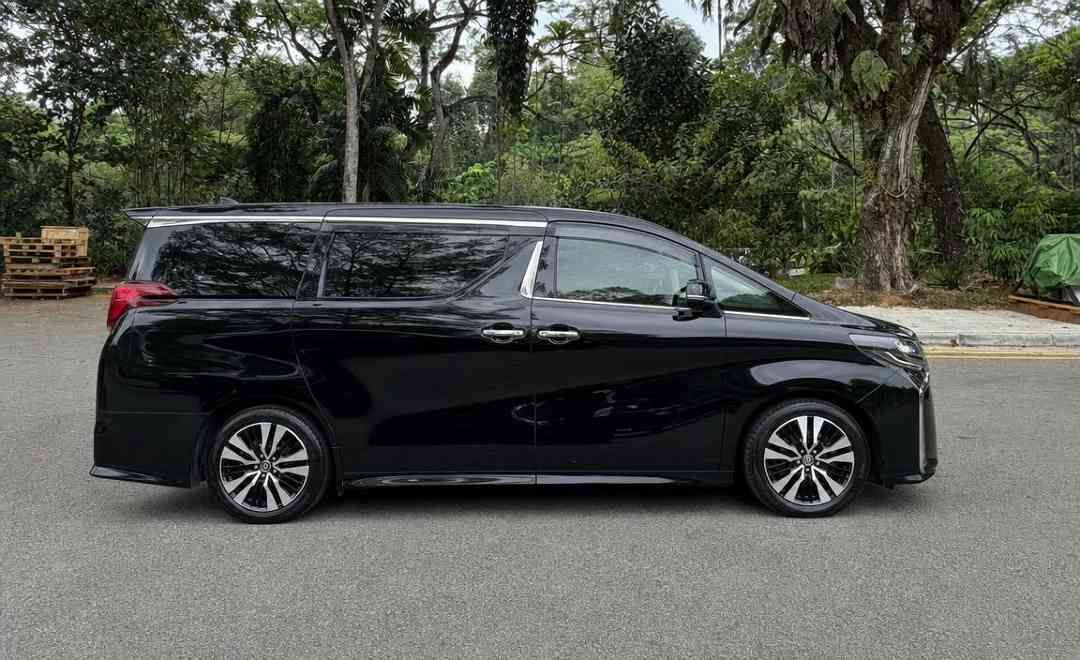 Toyota Alphard 2.5A S C-Package Moonroof (Category: Used Cars) located in Singapore. Submitted by carousell_certified_partners (Listing ID 1461478138, Image 2). Description: Well maintained and immaculate condition S C-Package Edition unit! Premium MPV delivering exceptional comfort, reliability and effortless driving. Highly sought after dual sunroof designed for families, executives and VIP transport in mind. This is the ultimate luxury MPV for