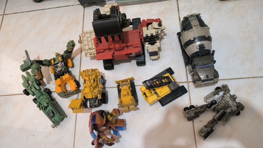 TRANSFORMERS TOYS SET (Category: Action & Battle Toys) located in Manila. Submitted by glanidajamil (Listing ID 1461336587, Image 1). Description: lahatan loose as is.