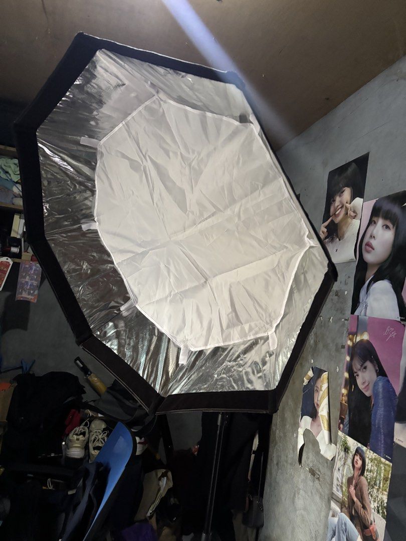 TRIOPO Softbox Octagonal Diffuser for Studio Lighting (Category: Lighting & Studio Equipment) located in Sariaya. Submitted by jermainesi88462 (Listing ID 1461413071, Image 2). Description: - TRIOPO Octagonal Softbox - Perfect for studio photography - Delivers soft, even light with inner and outer diffusers - Quick and easy to set up and take down - Comes with a convenient carrying bag - Great for portraits and product photography - Light stand i