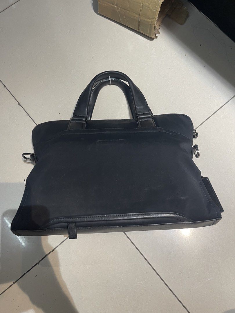 TUMI LAPTOP BAG AUTH (Category: Briefcases) located in Manila. Submitted by 5kcollectiveph (Listing ID 1461425838, Image 2). Description: TUMI LAPTOP BAG TWOWAY -Auth -Missing sling -Like new.